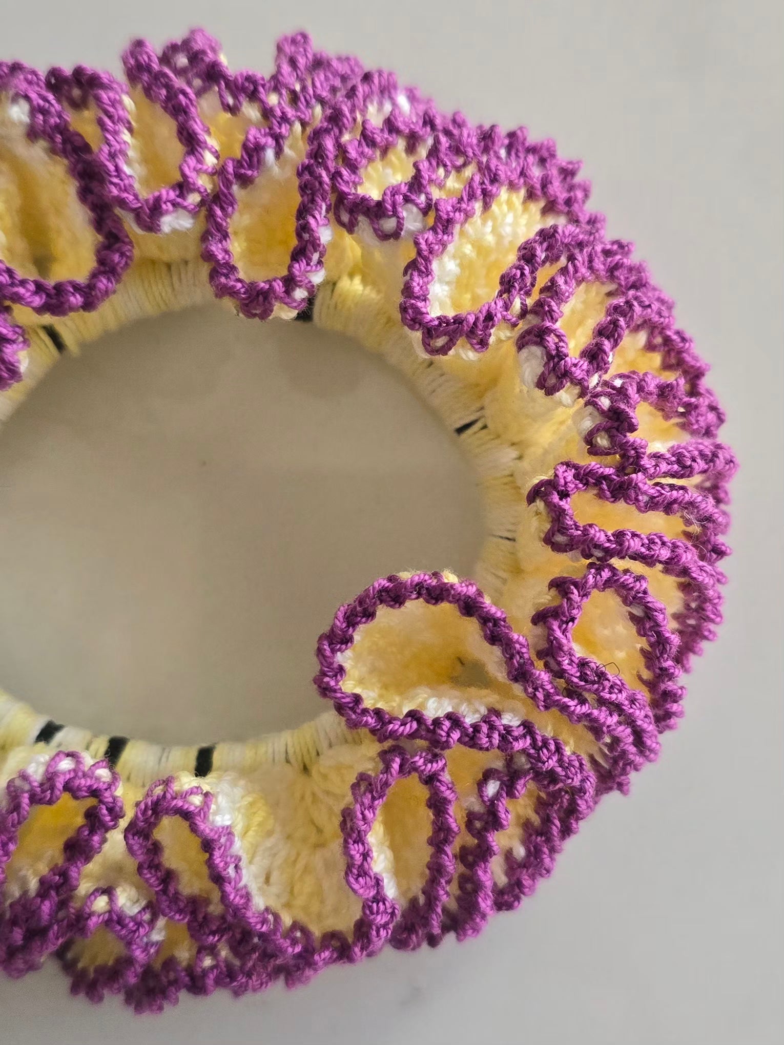 Gros plan du froufrou violet en crochet
