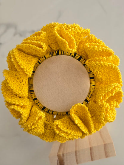 Gros scrunchie jaune tendance pour coiffure féminine et originale.