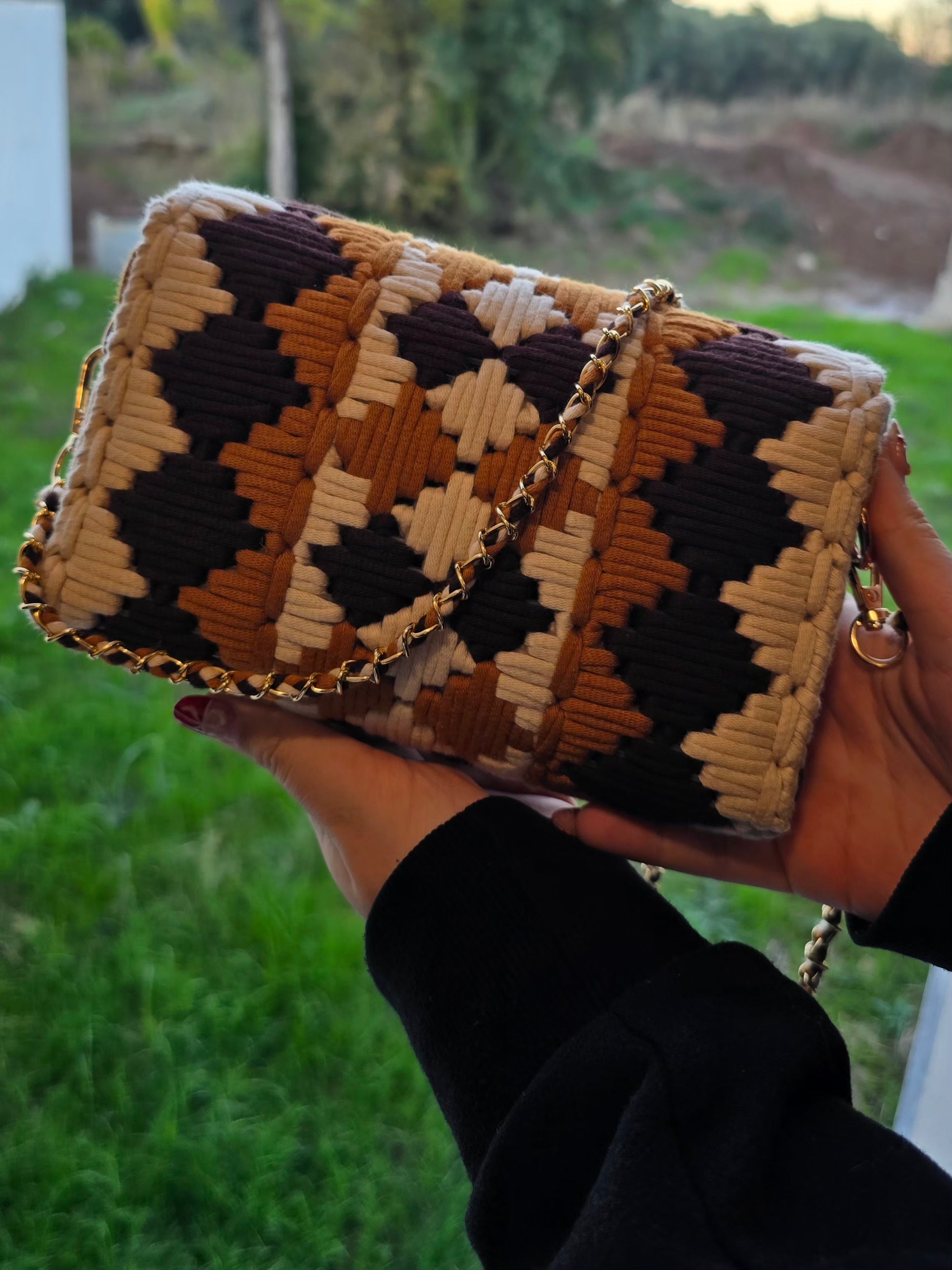 Intérieur du sac avec doublure marron siglée CHERITA