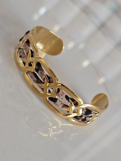 Détail du bracelet jonc Savana  en acier inoxydable avec ruban léopard