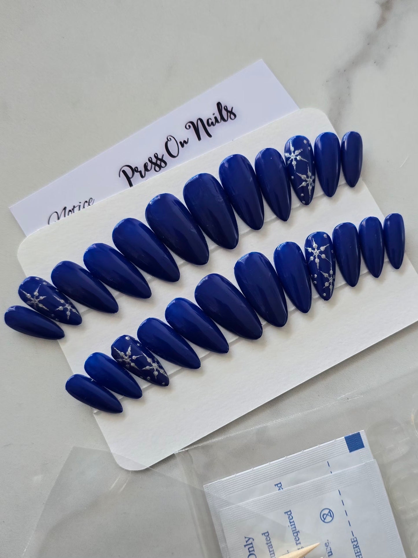 Kit complet d'ongles bleus réutilisables Winter Night avec accessoires et notice d'utilisation.