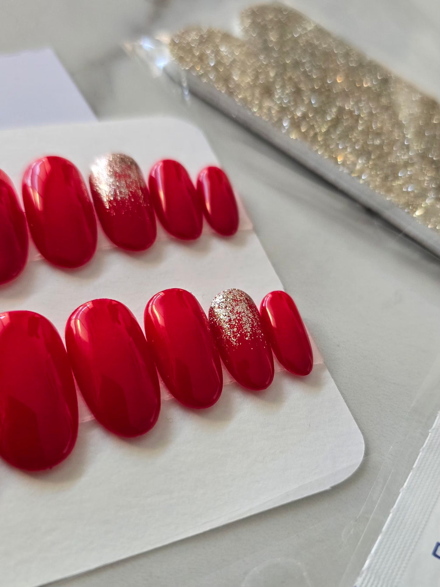 Kit complet d'ongles rouges et dorés réutilisables, PRESS ON NAILS avec accessoires.