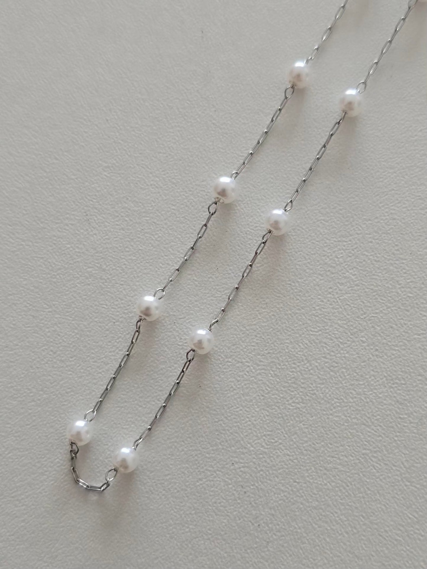 L'éclat des perles blanches du collier Perla