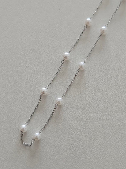 L'éclat des perles blanches du collier Perla