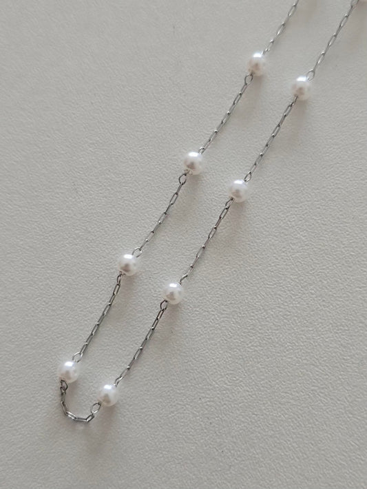 L'éclat des perles blanches du collier Perla