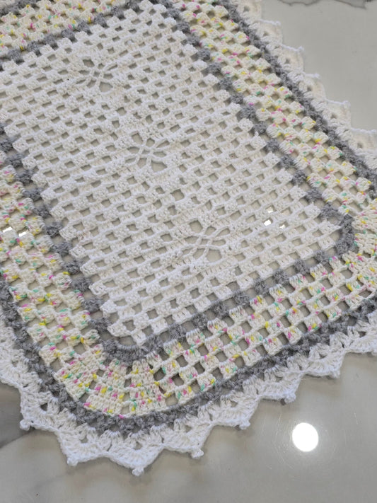 Motif ajouré central réalisé au crochet