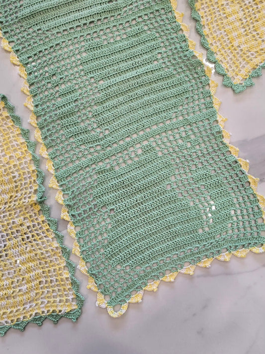 grand napperon vert en crochet avec motif chat