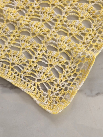 Napperon rectangulaire jaune et blanc en crochet