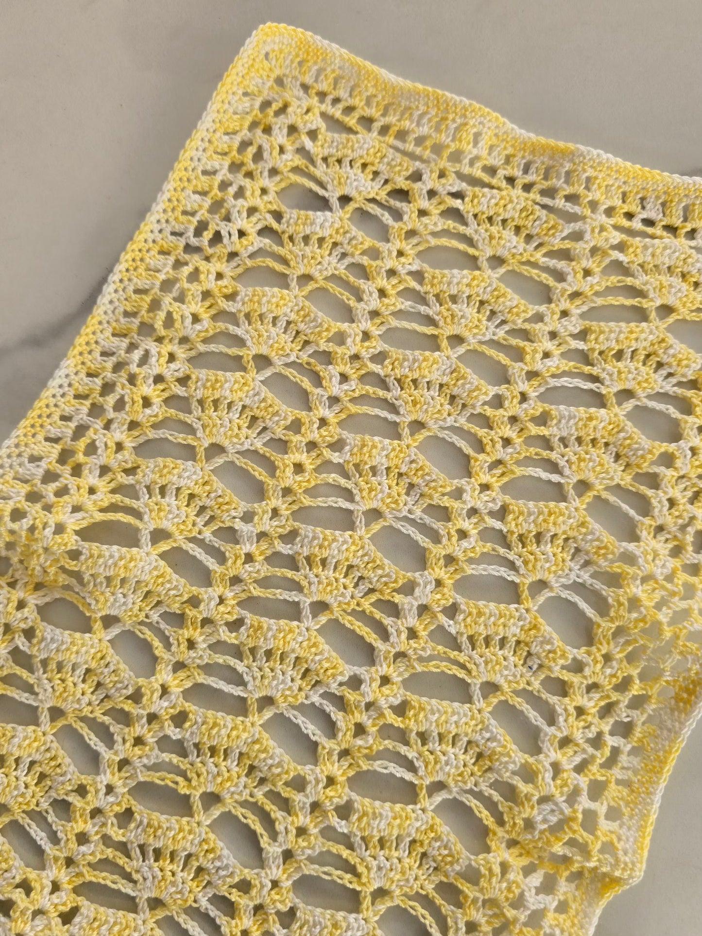 Napperon artisanal jaune et blanc fait main