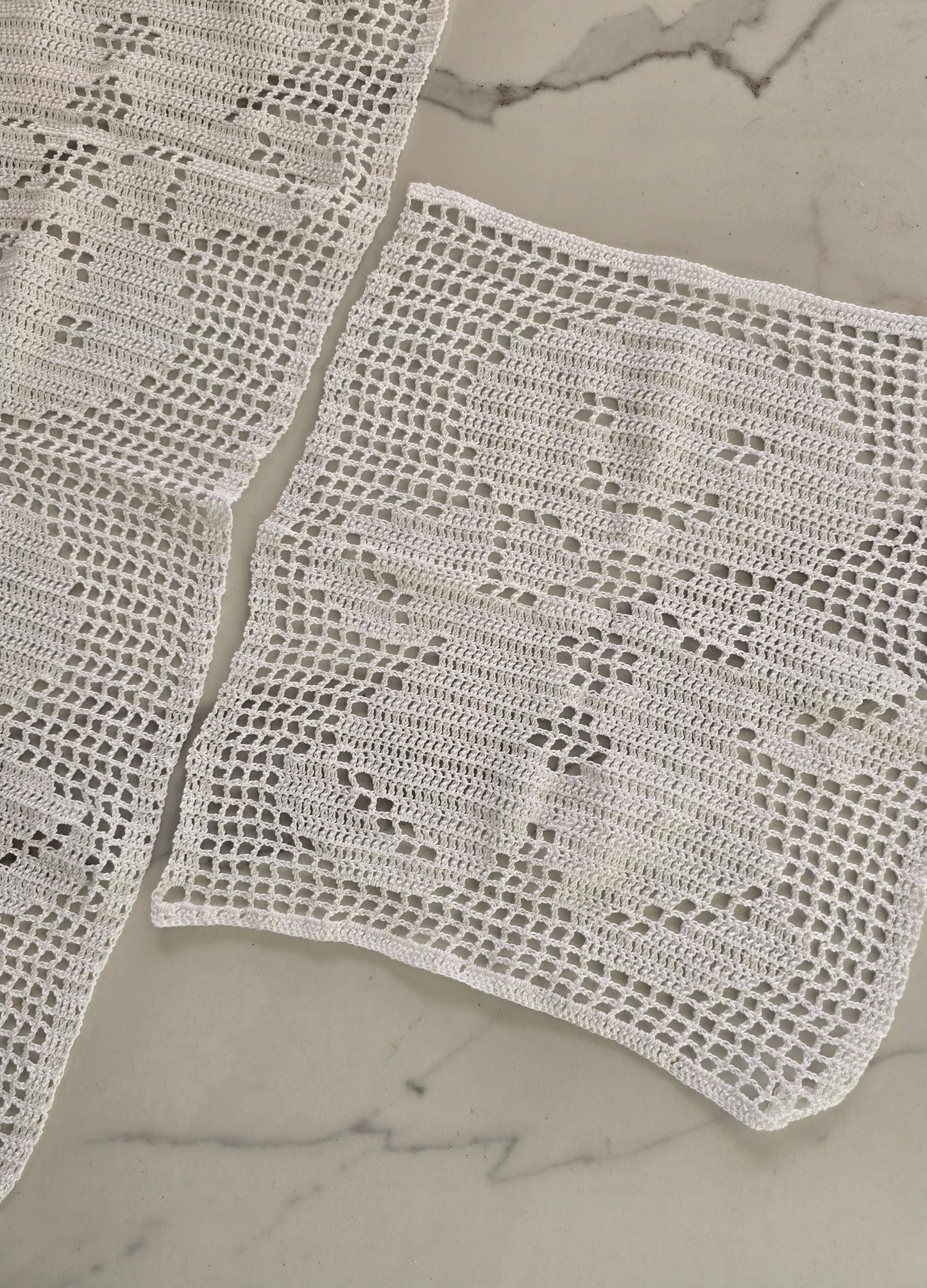 Napperon blanc en crochet fait main avec motif bonhomme pain d'épice