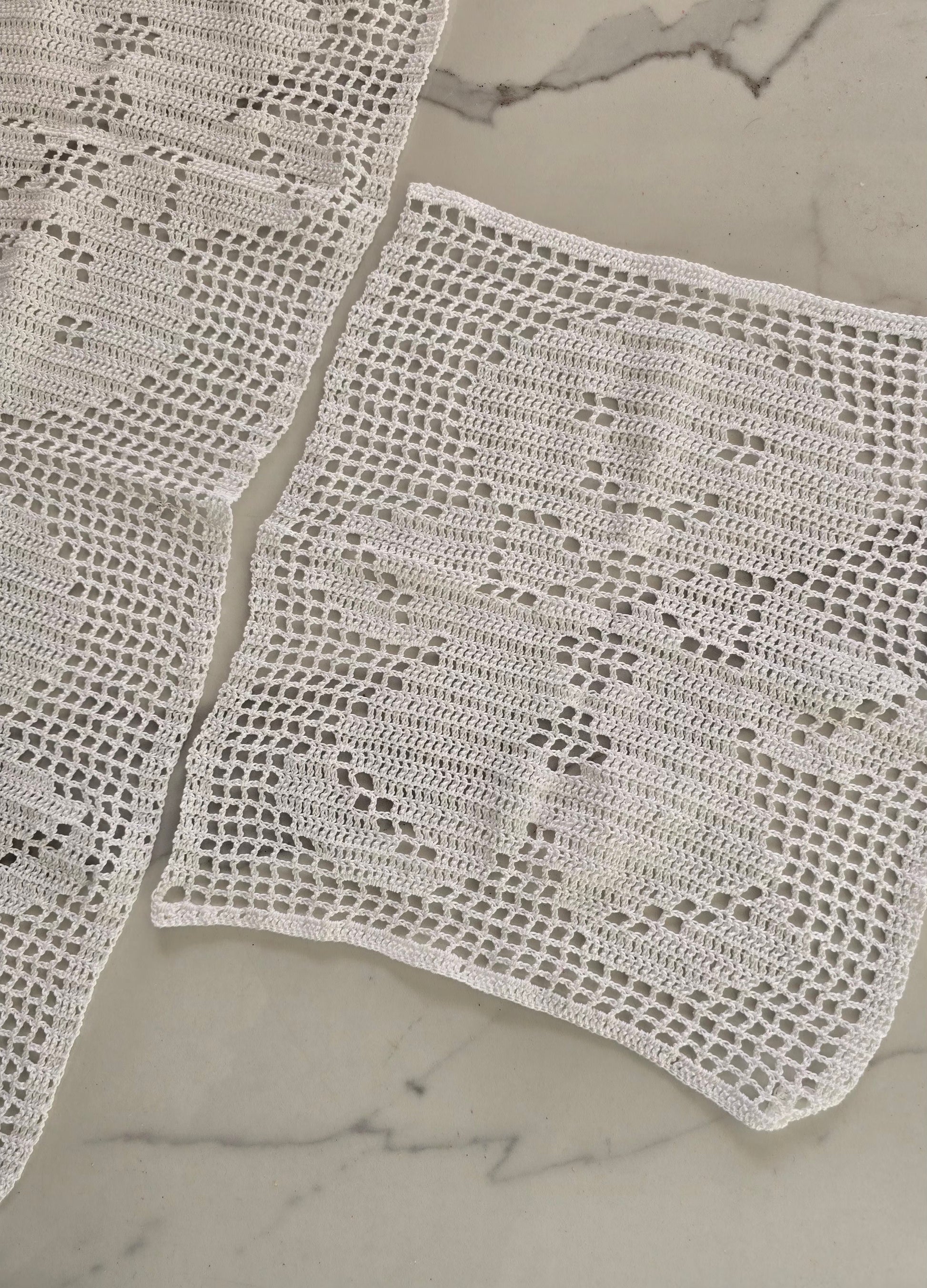 Napperon blanc en crochet fait main avec motif bonhomme pain d'épice