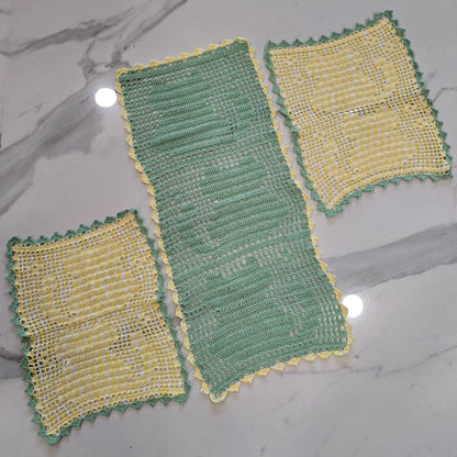 petit napperon jaune et blanc en crochet motif chat