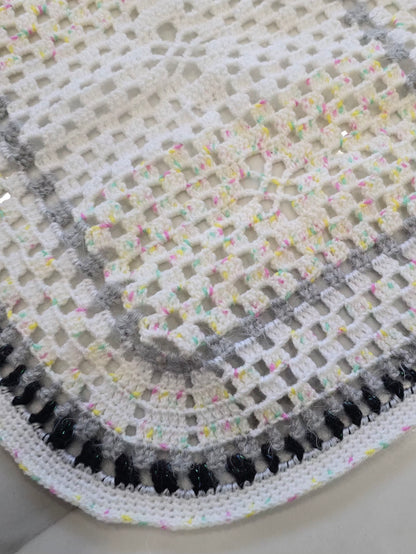 napperon en laine fait main pour décoration intérieure.