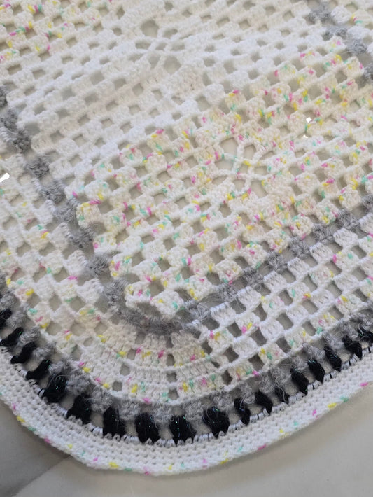 napperon en laine fait main pour décoration intérieure.