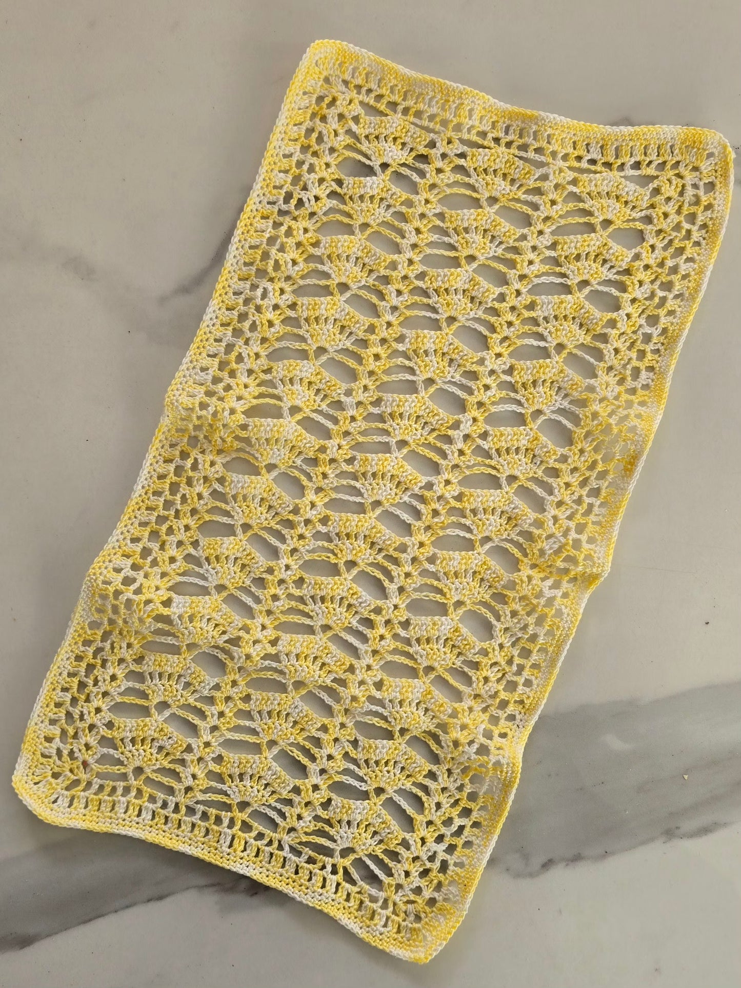 Napperon jaune et blanc en crochet fait main