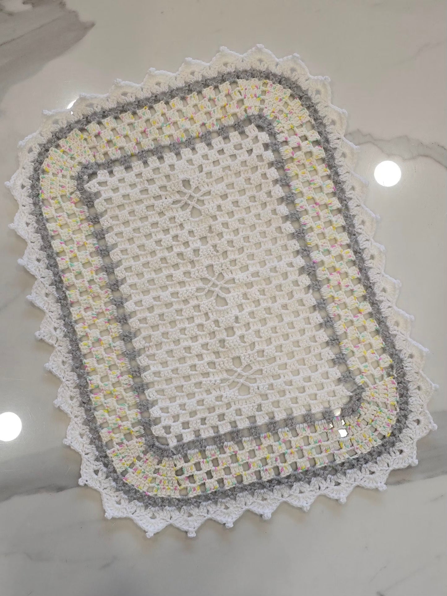 napperon en crochet fait main en laine gris, blanc et crème