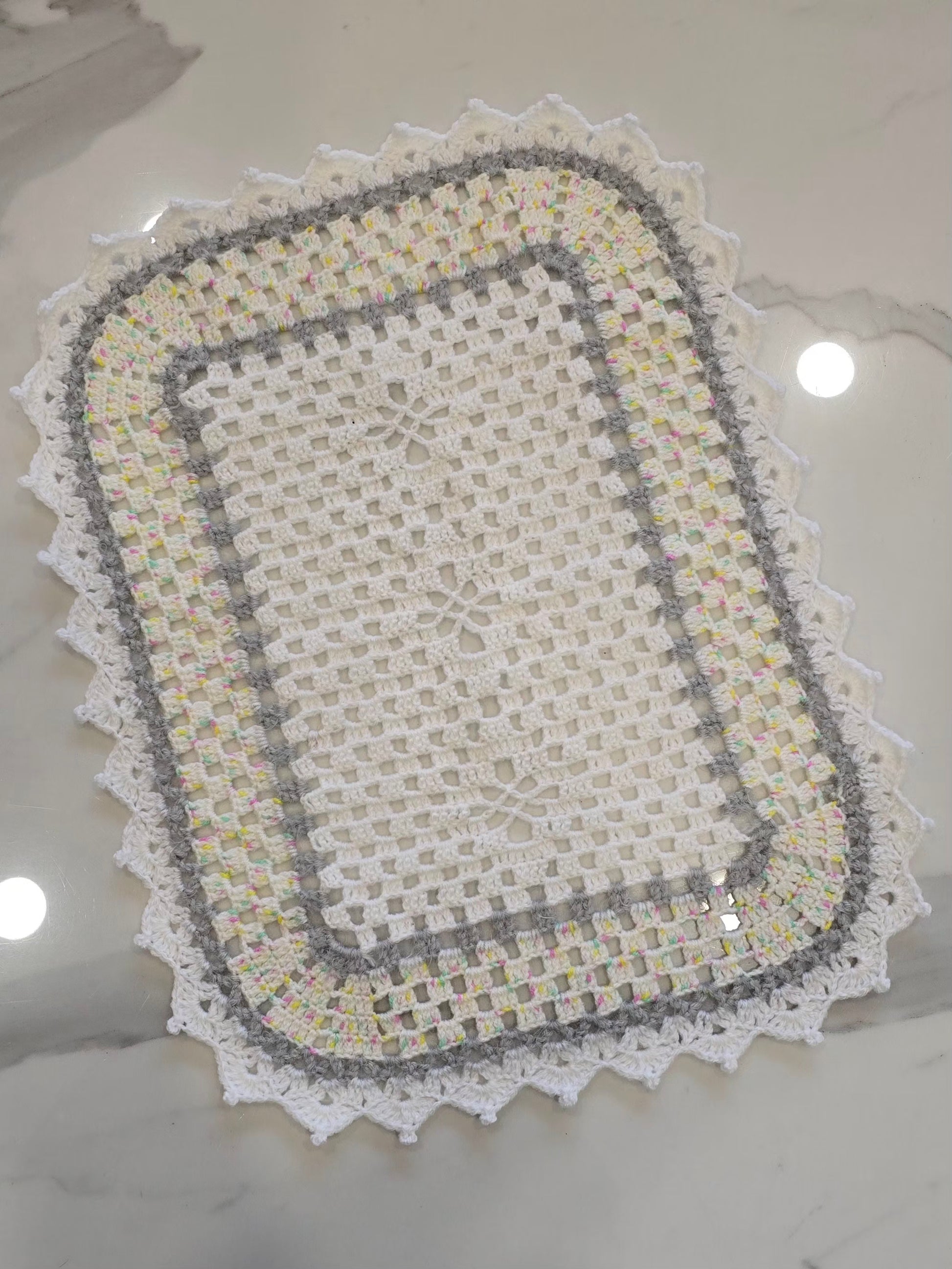 napperon en crochet fait main en laine gris, blanc et crème