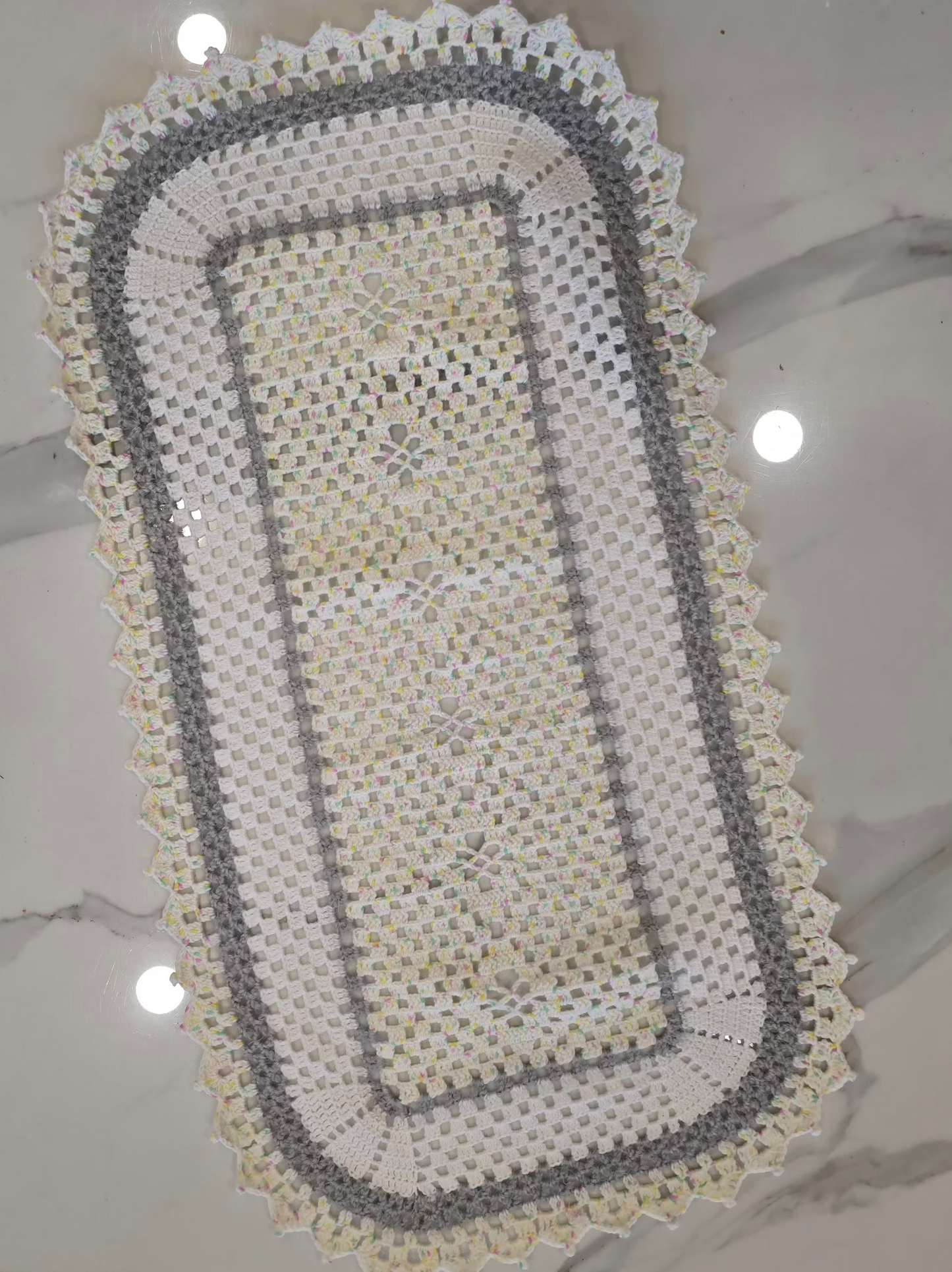 Napperon en crochet fait main en laine blanc, gris et crème