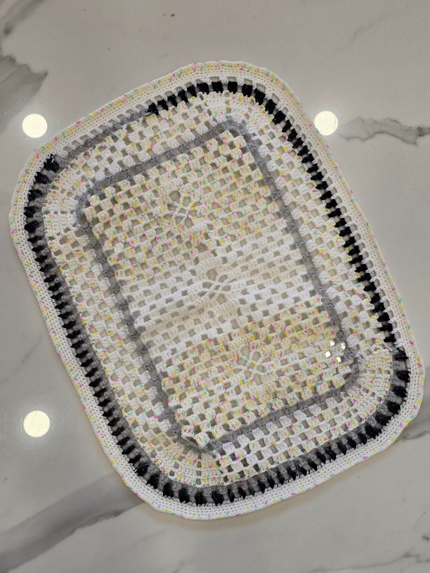 napperon en crochet fait main en laine gris, blanc et crème