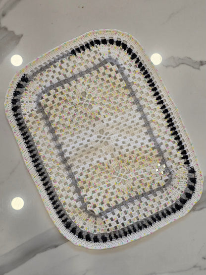 napperon en crochet fait main en laine gris, blanc et crème