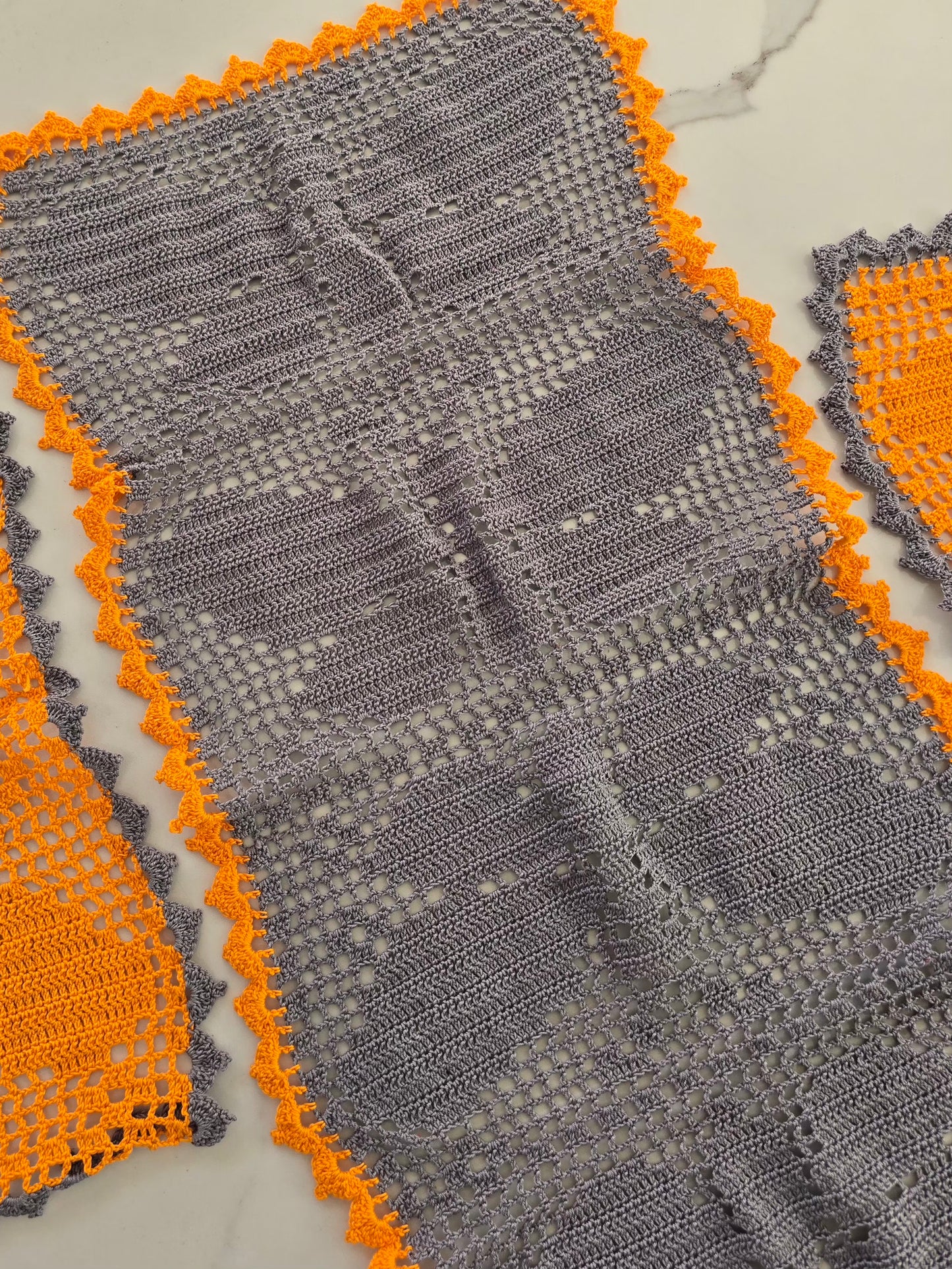 Napperon en crochet orange et gris avec motif papillon 