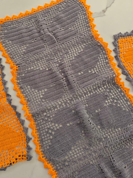 Napperon en crochet orange et gris avec motif papillon 