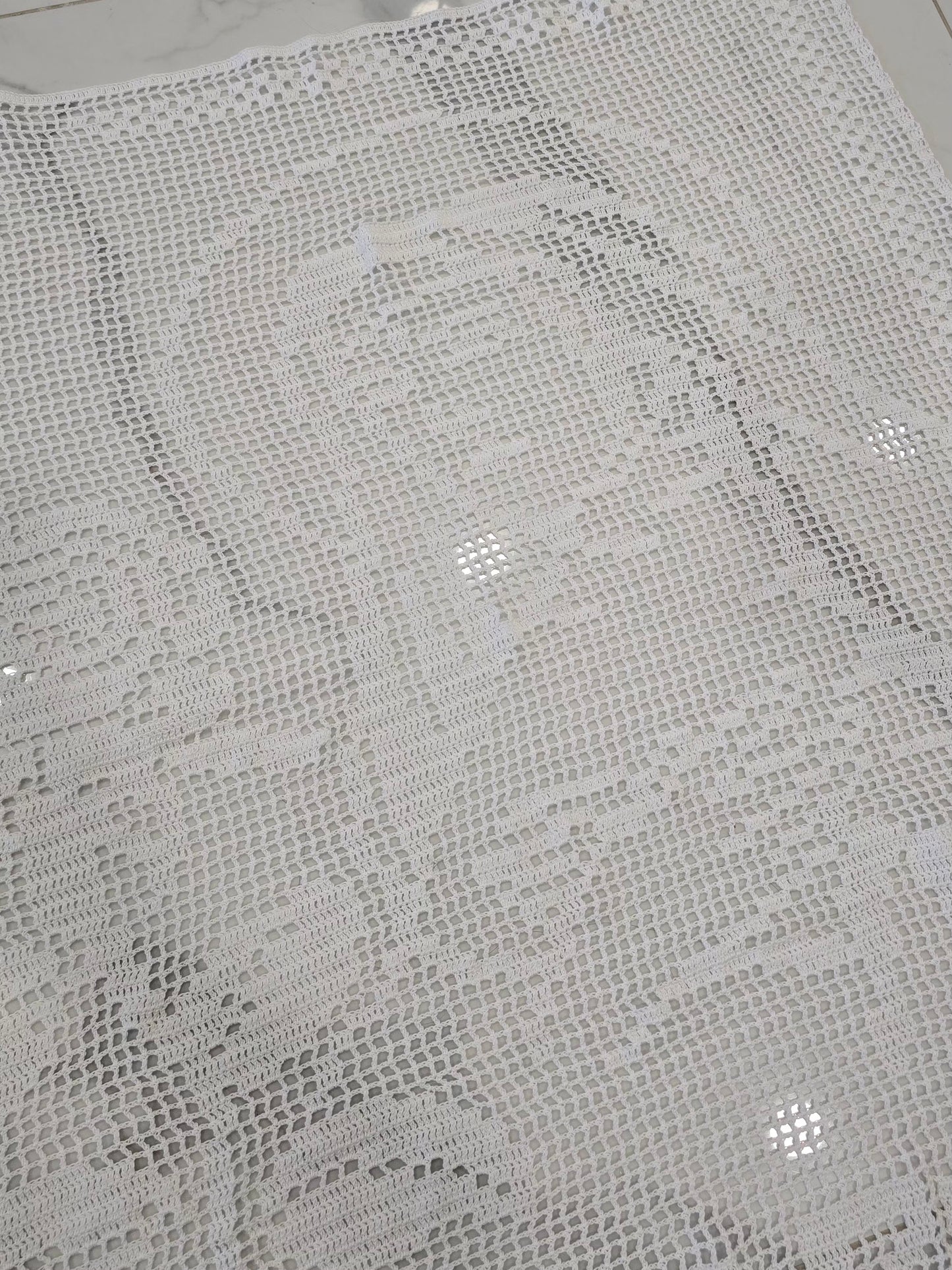 Grand napperon blanc au crochet représentant Sainte Rita fait main