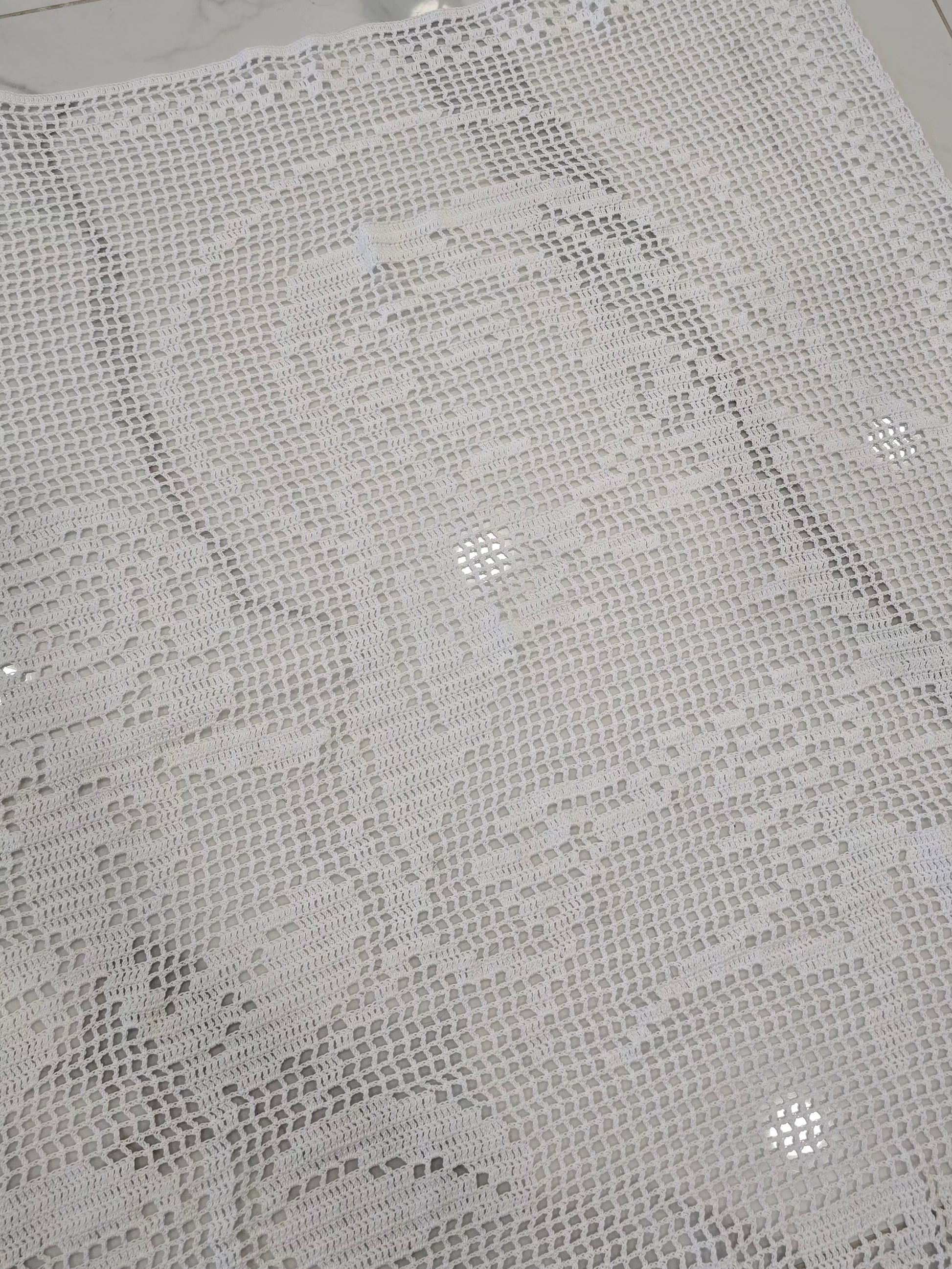 Grand napperon blanc au crochet représentant Sainte Rita fait main
