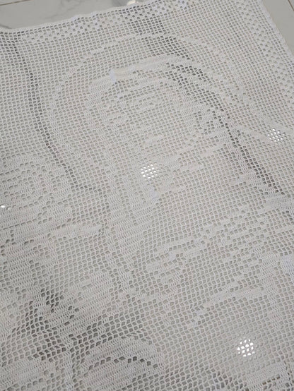 Grand napperon blanc au crochet représentant Sainte Rita fait main
