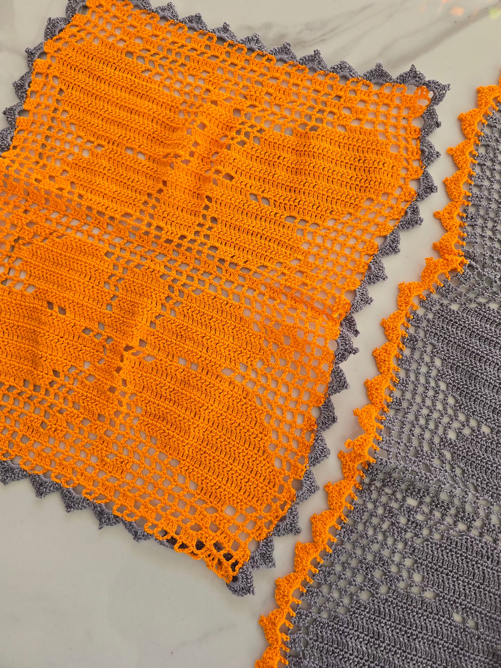 Napperons artisanaux en crochet gris et orange faits main