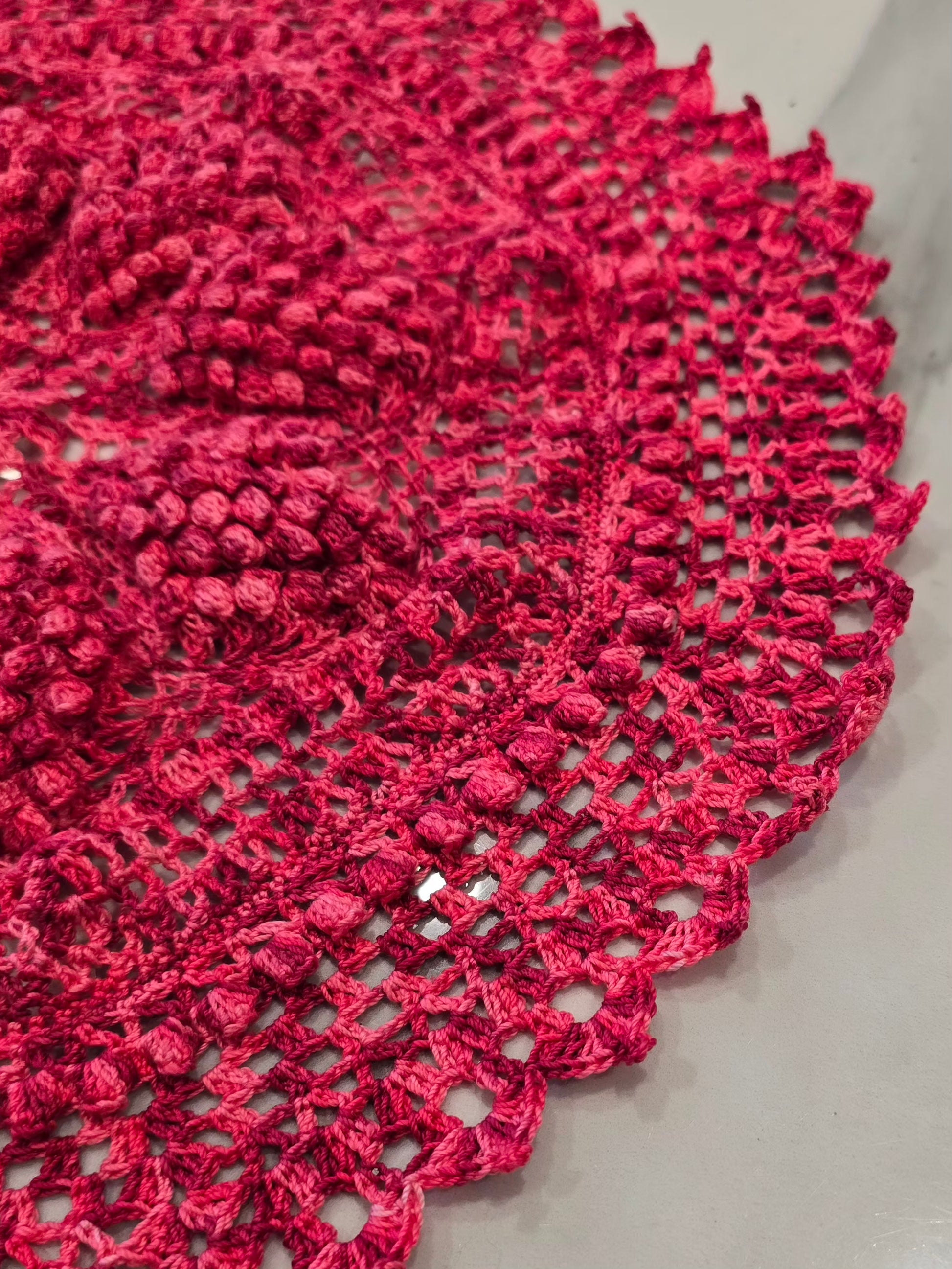 Napperon rond en crochet coton rose