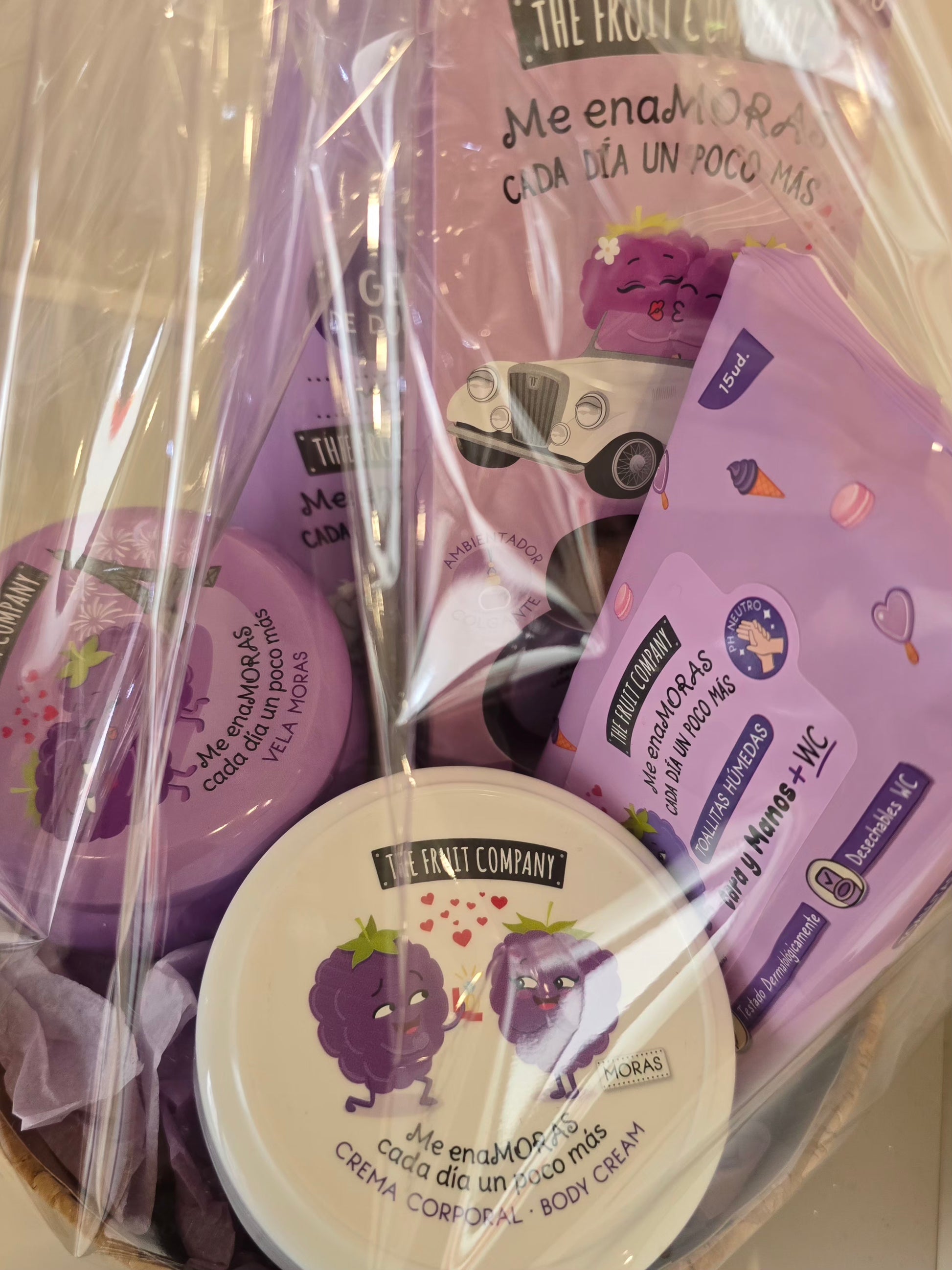 Panier rond en liège contenant le coffret parfum mûre Moras