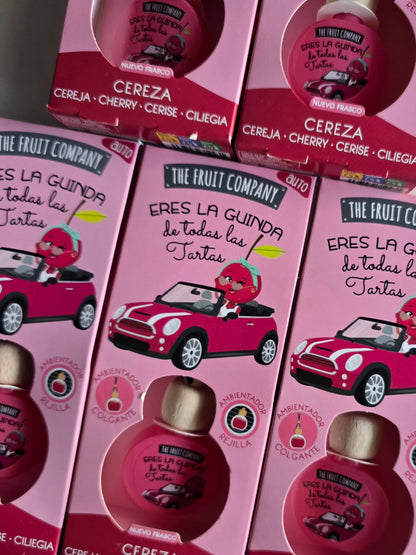 Parfum d'ambiance pour voiture senteur cerise présenté dans son coffret rose The Fruit Company, idéal pour une voiture fraîche et parfumée.