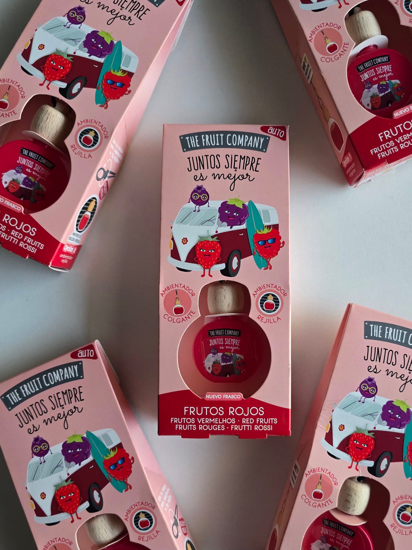 Parfum d'ambiance voiture Fruits Rouges dans son coffret The Fruit Company, idéal pour parfumer durablement l'intérieur du véhicule.