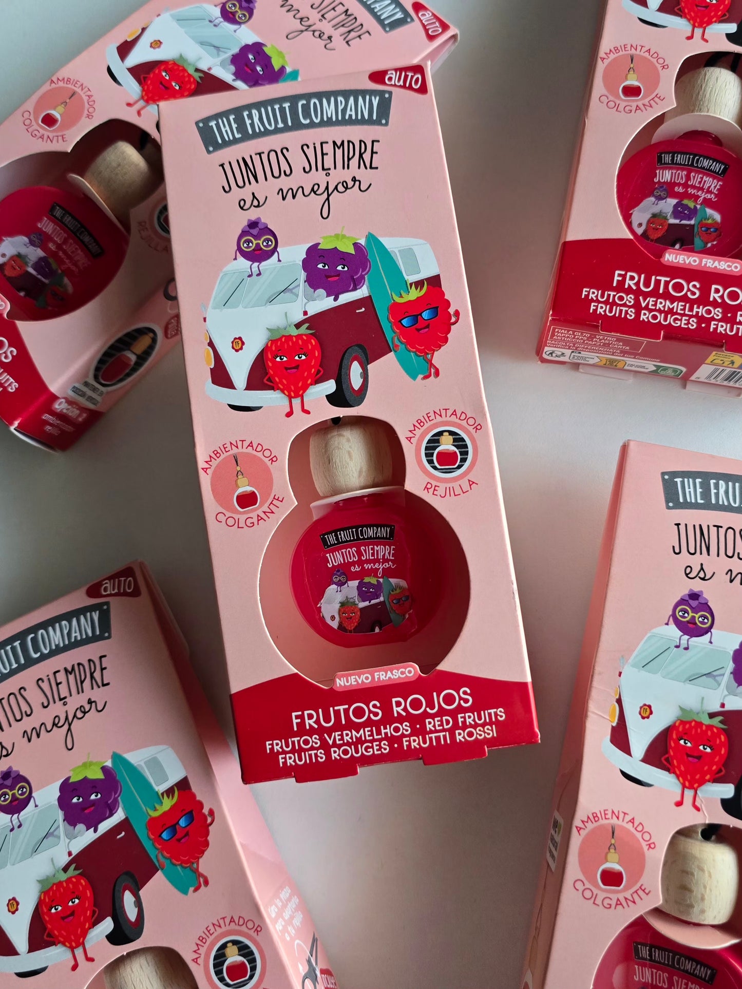 Parfum voiture Fruits Rouges The Fruit Company avec diffuseur suspendu et fixation pour grille d'aération.