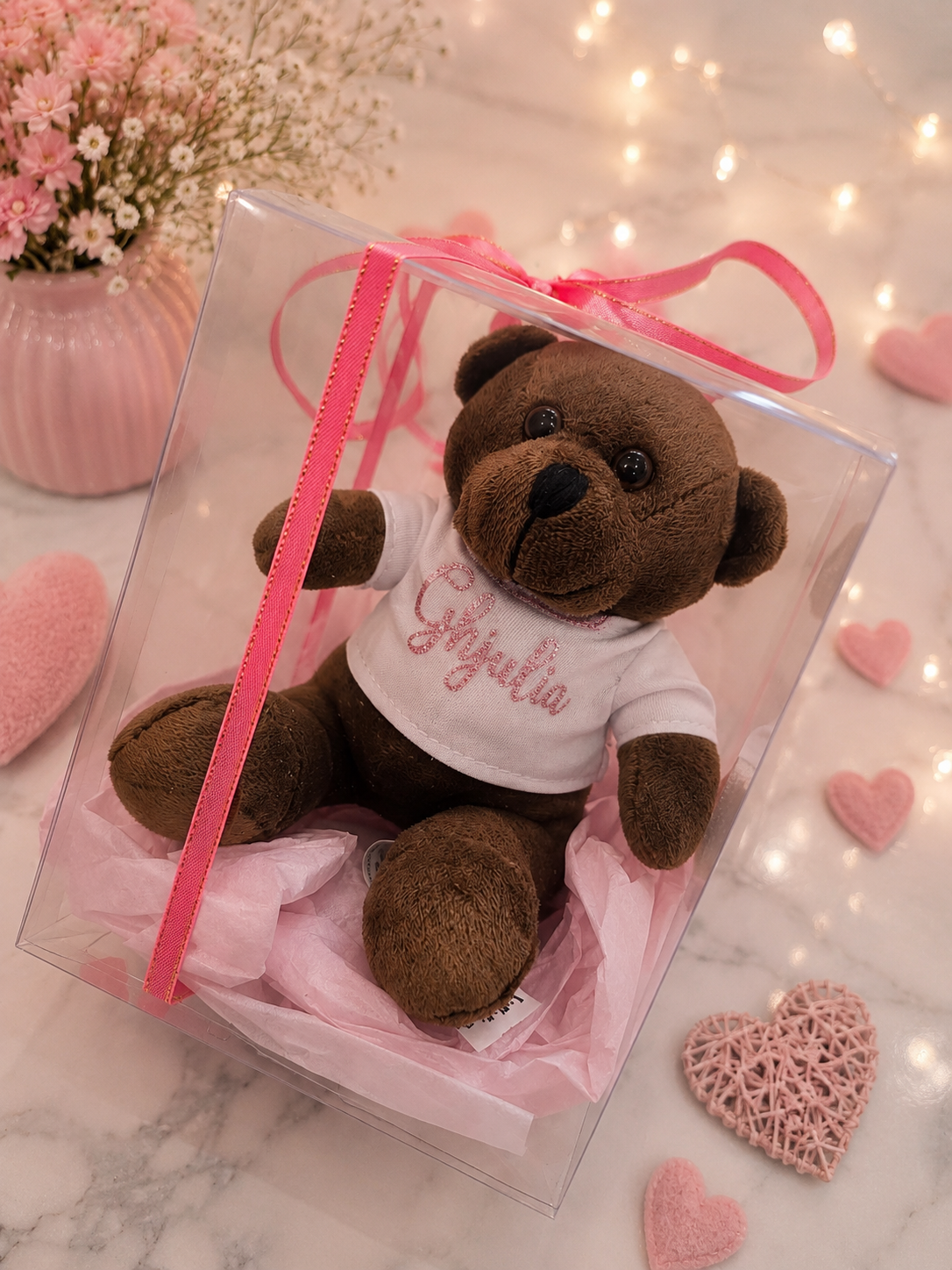 Peluche dans sa boîte avec t-shirt personnalisé prénom Ghjulia en rose pailleté.