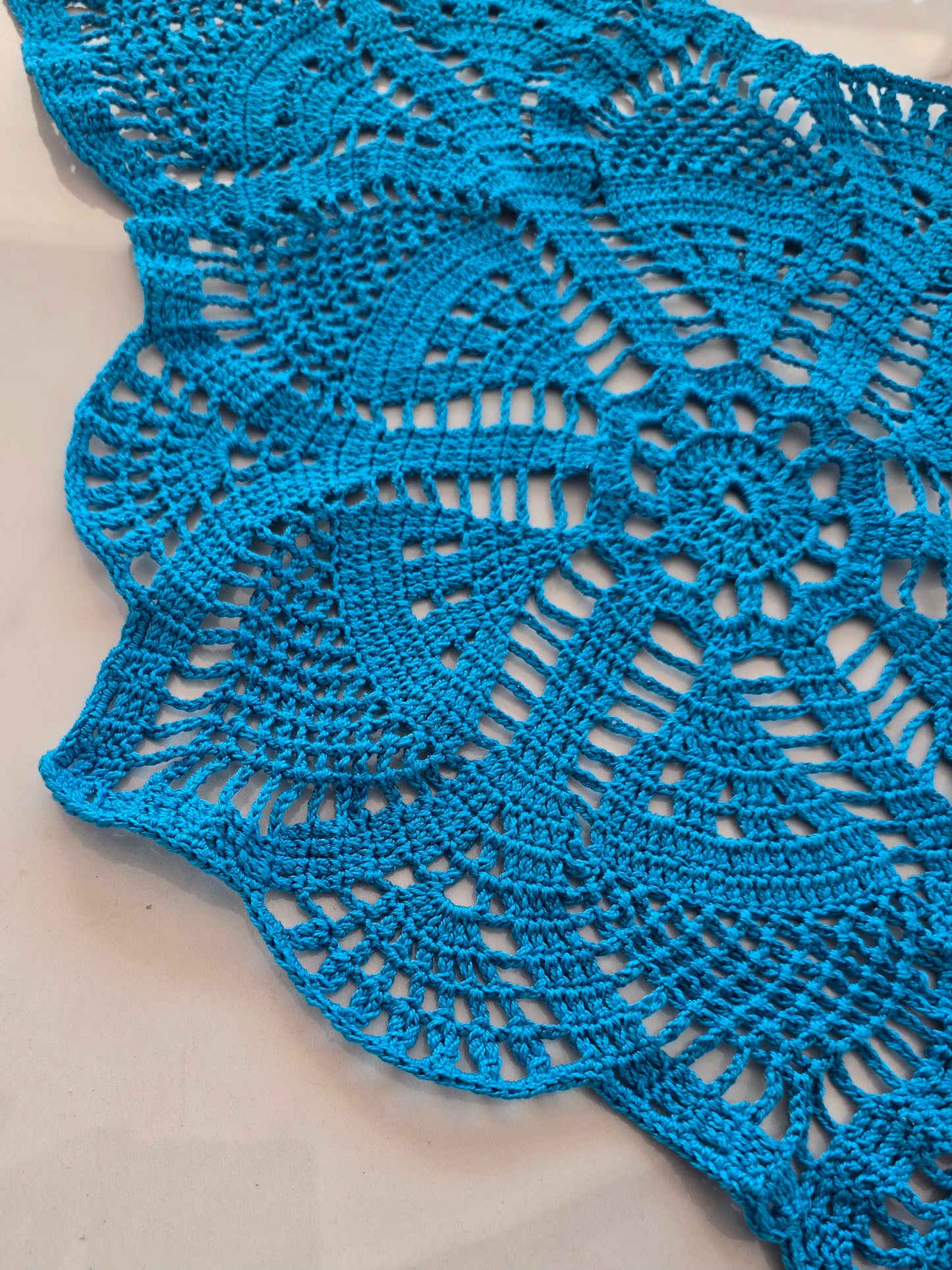 chemin de table décoratif bleu pour buffet ou table de salon