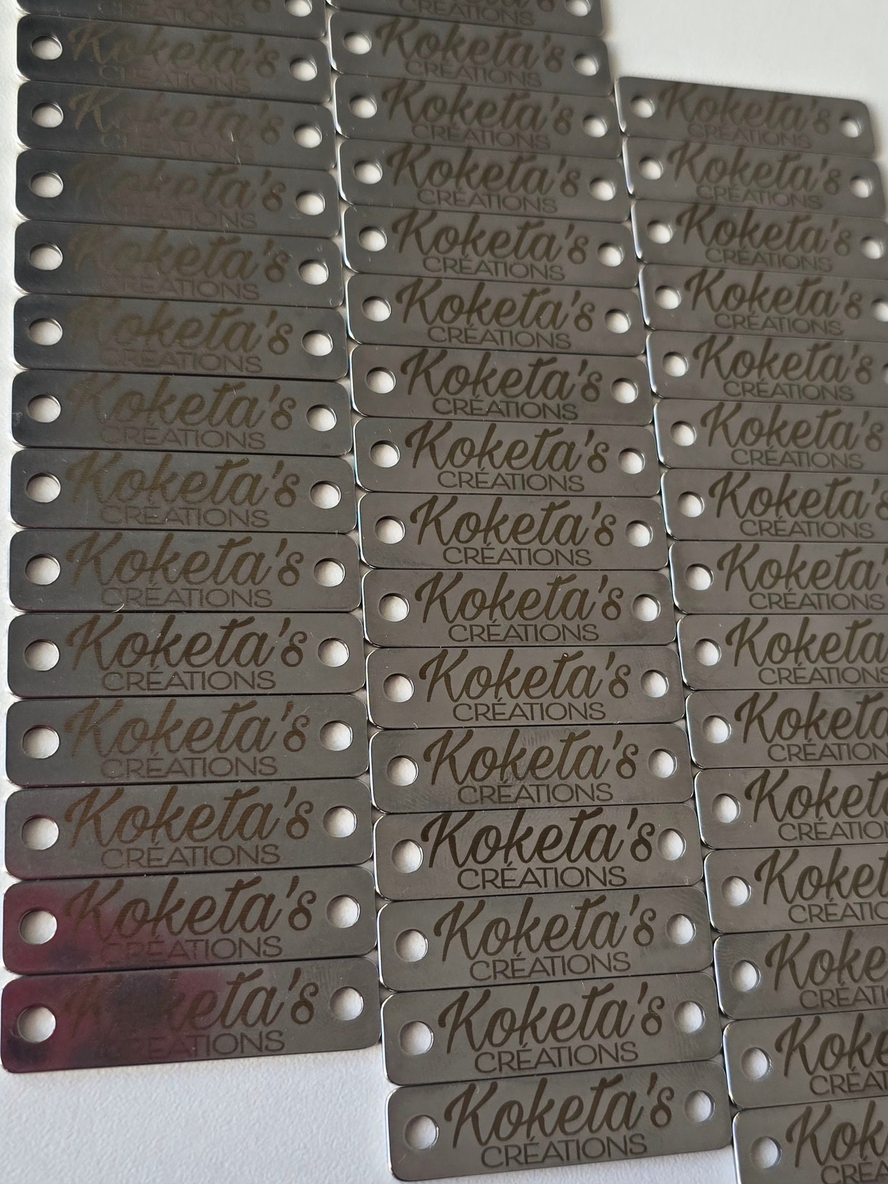 Plaque en acier inoxydable personnalisée avec deux trous pour couture ou rivets.