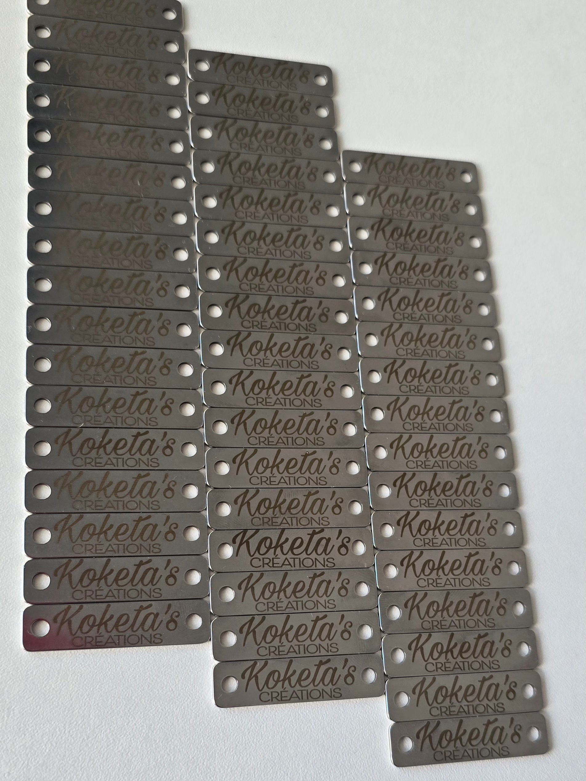 Plaque logo gravée en acier inoxydable pour créations artisanales. 