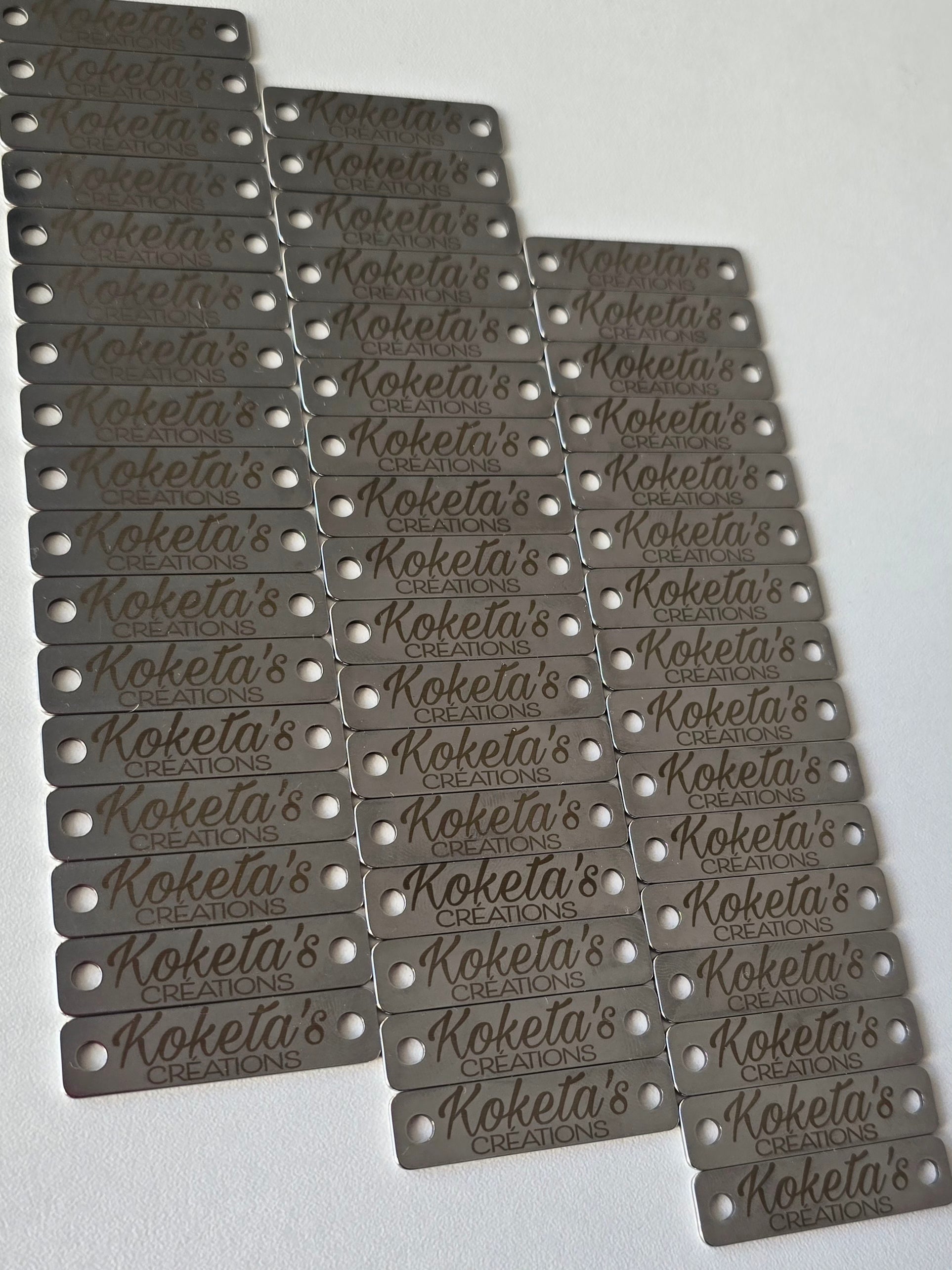 Plaque de marque personnalisée en inox 40 x 10 mm avec deux trous de fixation. 