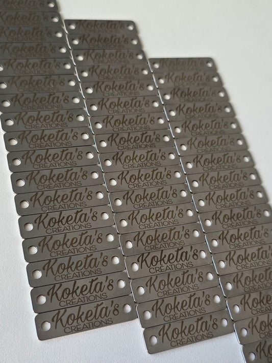 Plaque personnalisée en acier inoxydable gravée avec le logo Koketa's Créations. 