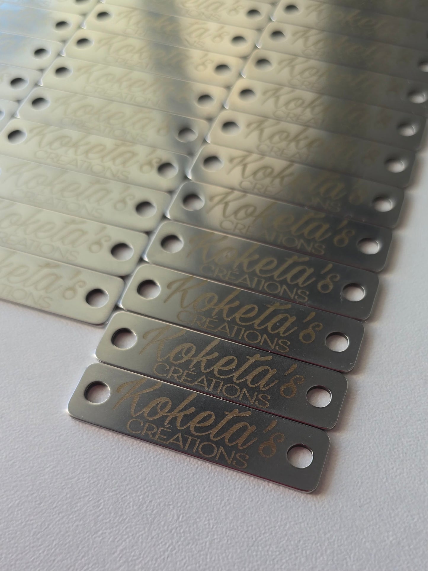 Plaque signature personnalisée pour valoriser les créations artisanales.