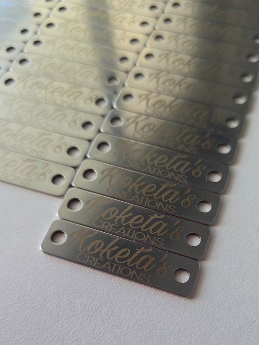 Plaque signature personnalisée pour valoriser les créations artisanales.