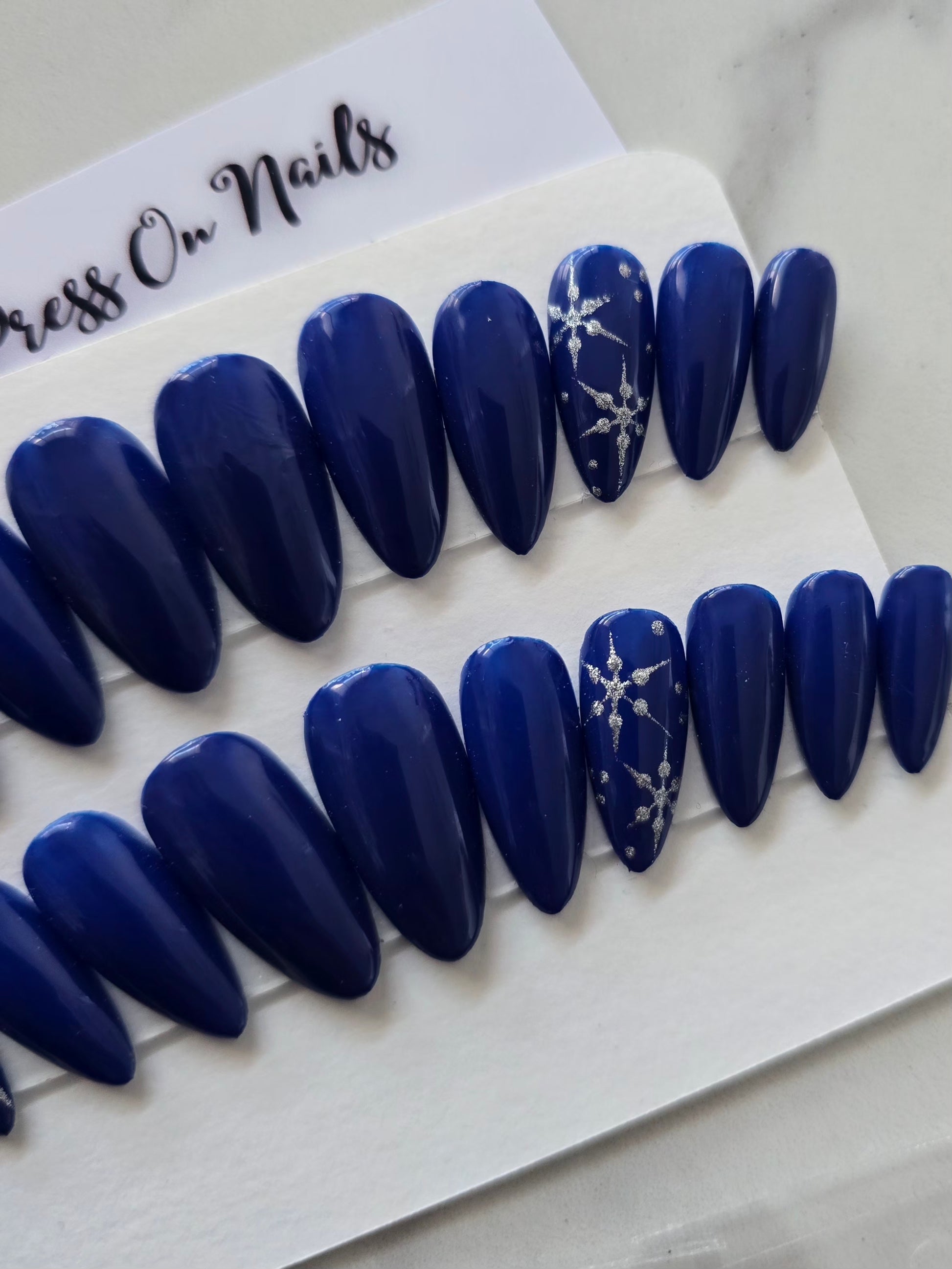Ongles faits main bleus nuit avec détails argentés, PRESS ON NAILS élégants et durables.