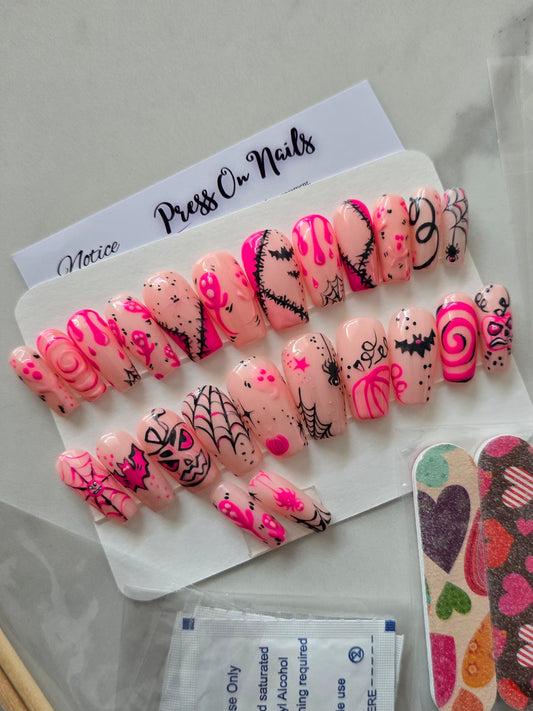 Press On Nails Pink Halloween dans une boîte blanche - capsules roses décorés à la main sur le thème d'Halloween.