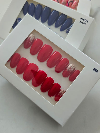 Boîte blanche contenant les Press On Nails Red - ongles rouges élégants et faciles à poser.