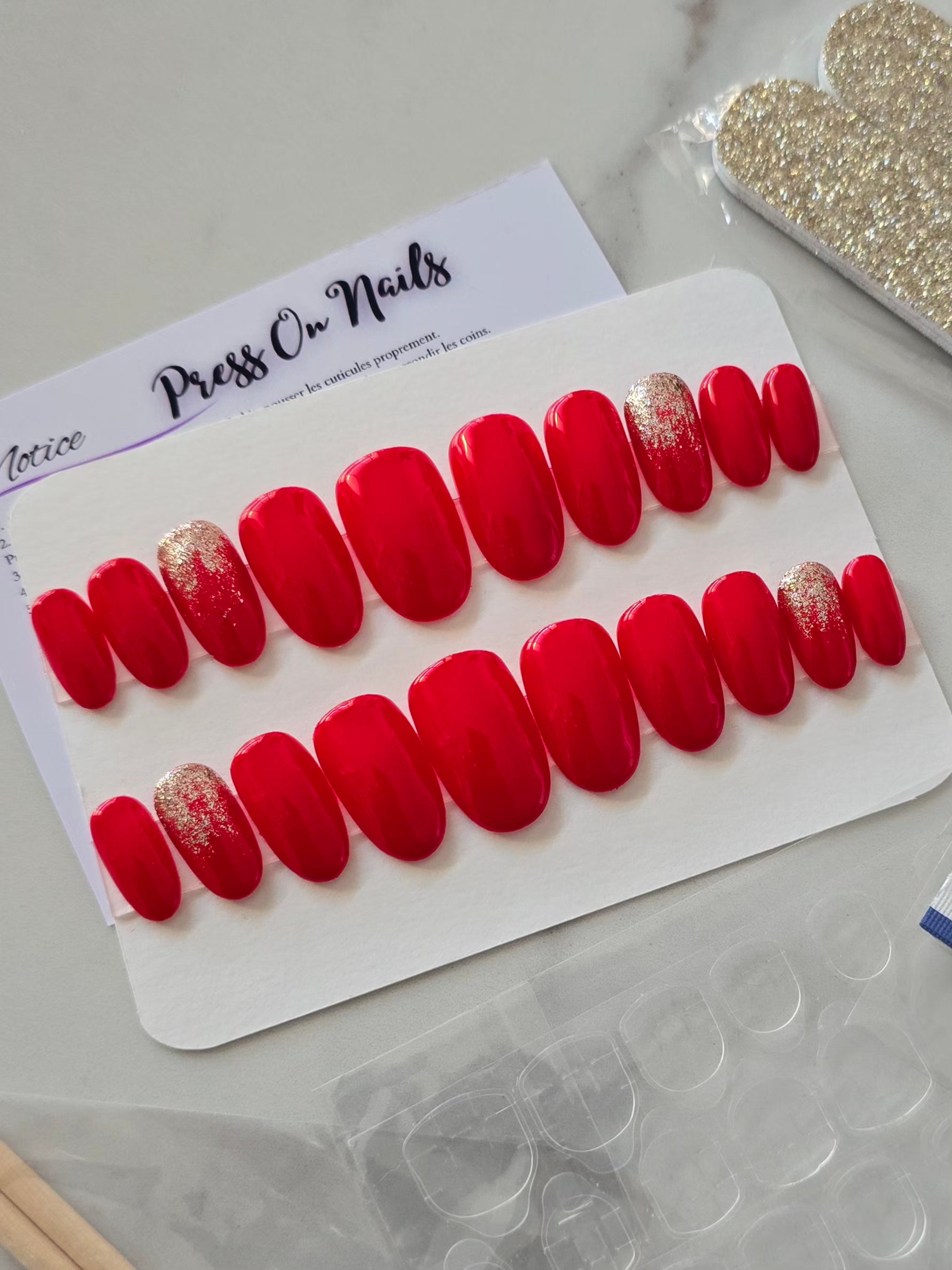 Kit PRESS ON NAILS Red - capsules rouges brillantes avec accent doré, manucure glamour réutilisable.