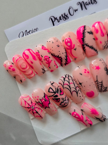 Capsules Press On Nails adaptés aux ongles naturellement bombés - design rose et noir Halloween.
