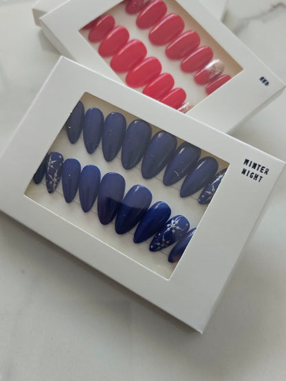 Boîte blanche contenant le kit PRESS ON NAILS Winter Night - manucure rapide et raffinée à domicile.