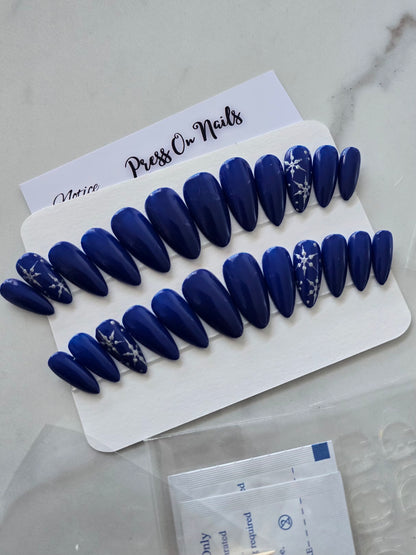 Kit PRESS ON NAILS Winter Night - capsules bleues nuit avec flocons argentés faits main, manucure chic et réutilisable.